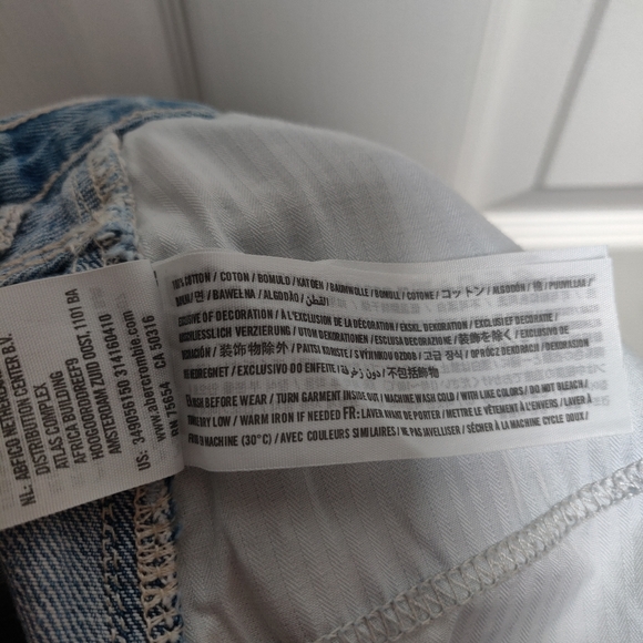 Hollister Light Wash Distressed Denim Shorts Size 5 Bleach Wash Cutoffs - Picture 5 of 5